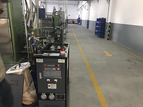 成型塑料模温机助力挤出压板制造，创新塑料片材生产技术